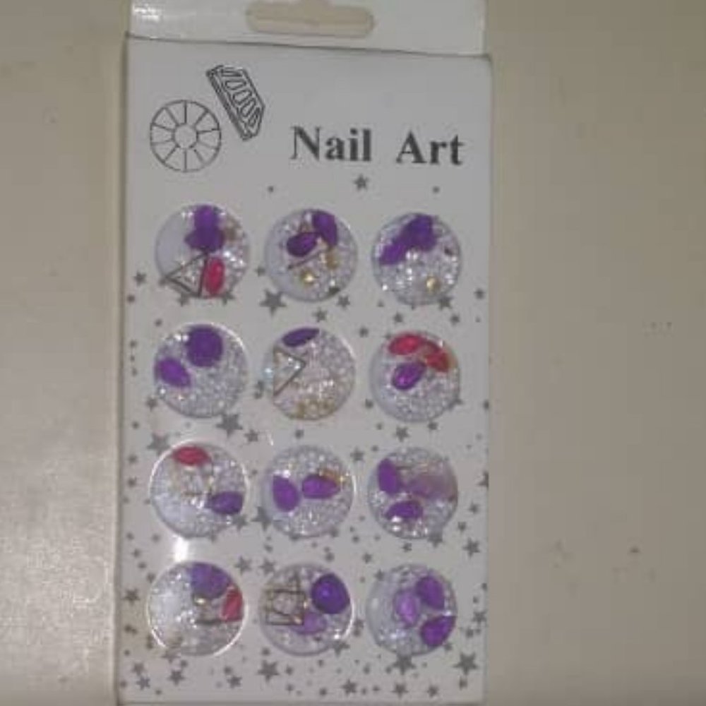 Nail art little red and purple diamonds